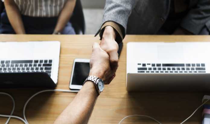 How Struggling Retailers Can Improve Business by Selling Online