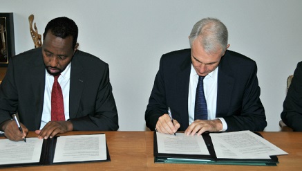 (L-r): Bishar Abdirahman Hussein, UPU’s director general and Tony Tyler, IATA’s DG and CEO, during the signing of an updated Memorandum of Understanding for safer, securer and harmonized airmail transportation.