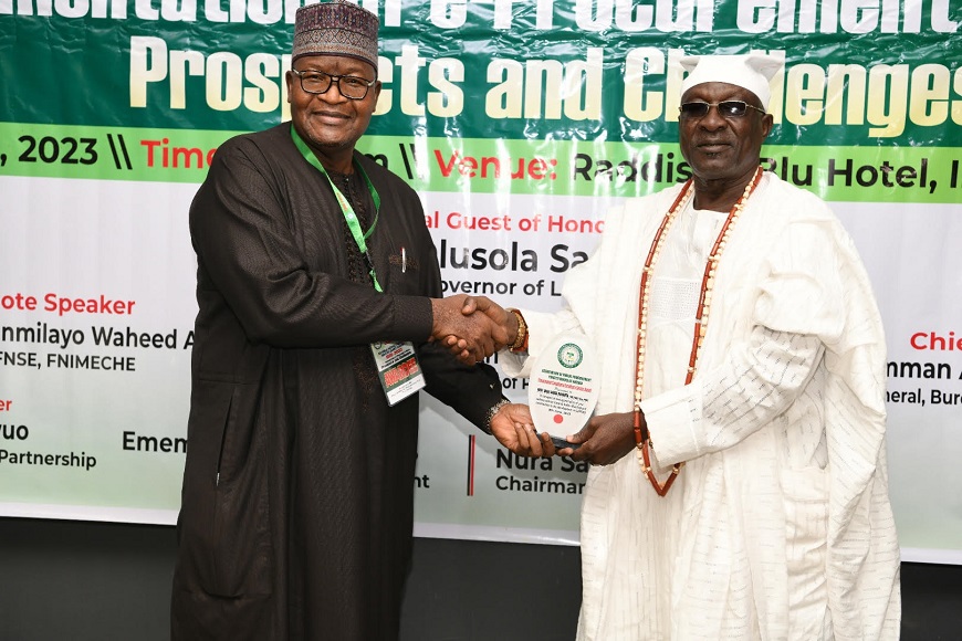 L-R: Prof Umar Garba Danbatta, Executive Vice Chairman/Chief Executive Officer, Nigerian Communications Commission (NCC) and Chief Ahmed Akasoro, The Ashogbon of Lagos, at the presentation of the Procurement Compliance Excellence Service Award to Danbatta during the 3rd Annual National Conference/Induction Award Ceremony by the Association of Public Procurement Practitioners of Nigeria (APPON) held in Lagos recently (Thursday June 8, 2023)